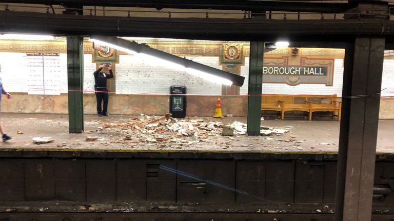 В метро Нью-Йорка обвалился потолок (ФОТО, ВИДЕО)
