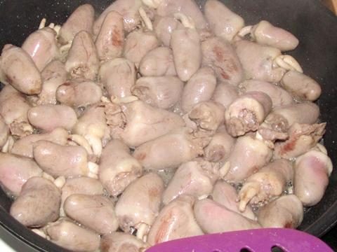 Куриные сердечки в сметане