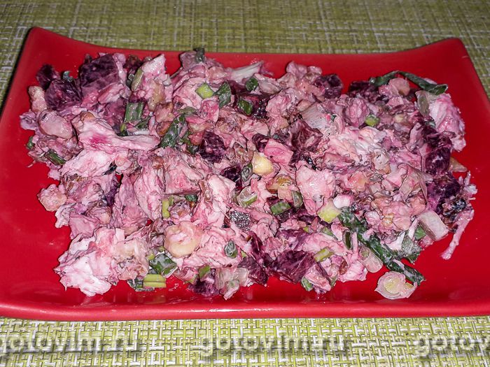 Салат из запеченной курицы со свёклой и грецкими орехами. Фотография рецепта Салаты из свеклы