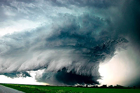 tornado-molniyami-ohotnik-krasivye-fotografii-neobychnye-fotografii