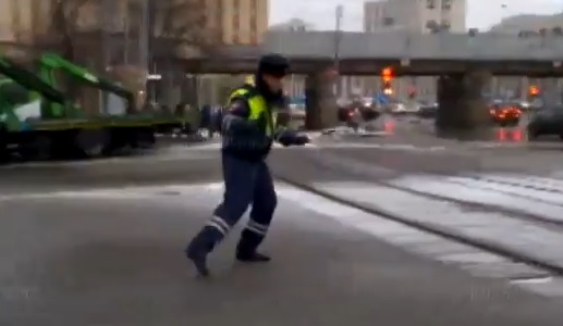 полецейский с танцующим картэжем видио уход