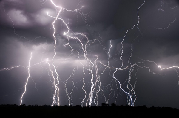 tornado-molniyami-ohotnik-krasivye-fotografii-neobychnye-fotografii