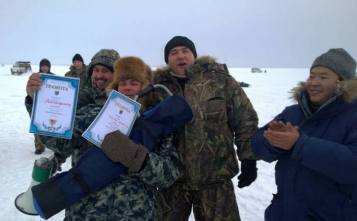 В Якутске прошли состязания по подледному лову рыбы фото участников