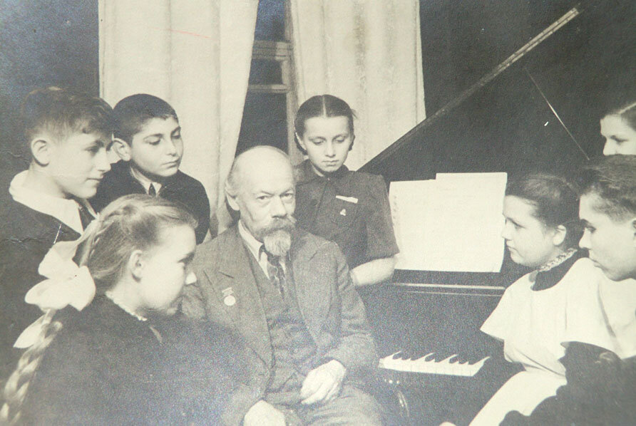 Михаил Фабианович Гнесин в окружении учеников.
