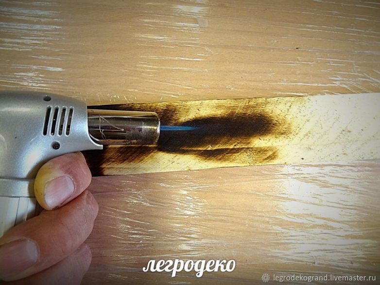 Ключница из деревянного ящика
