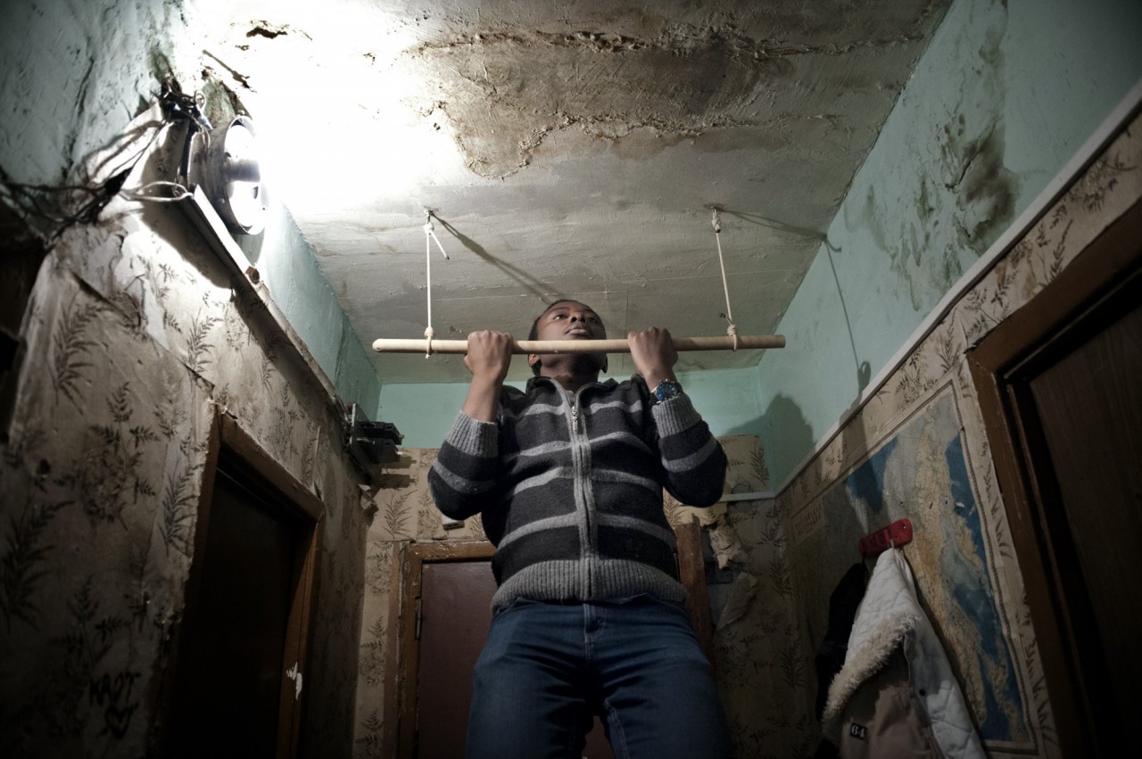 "Самые жесткие две недели жизни". Российская общага глазами канадского фотографа