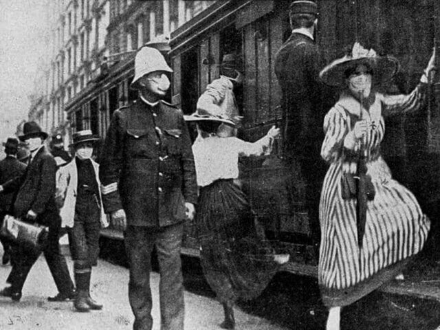 Так перемещались люди в поездах во времена испанского гриппа, 1918-1920 гг. История: крайне наглядно и убедительно
(16 фото)