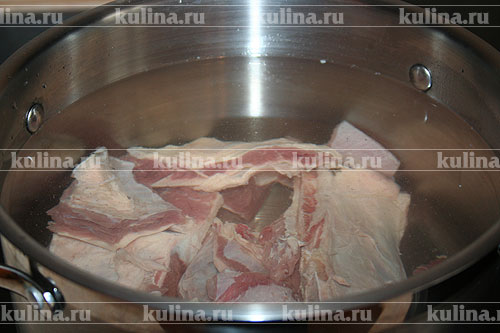 Рассольник по-романовски Мясные продукты нарезать, промыть, сложить в кастрюлю, залить холодной водой, довести до кипения, снять пену.