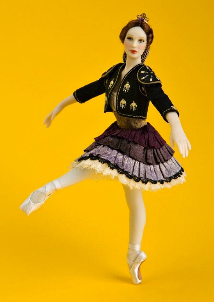 4c2ad7a4b987525774017cac7f941d15--dollhouse-dolls-miniature-dolls.jpg