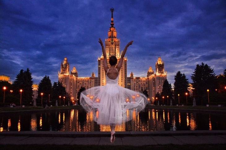 Мир под юбкой: российская путешественница покорила инстаграм фотографиями в воздушных платьях Мир под юбкой: российская путешественница покорила инстаграм фотографиями в воздушных платьях