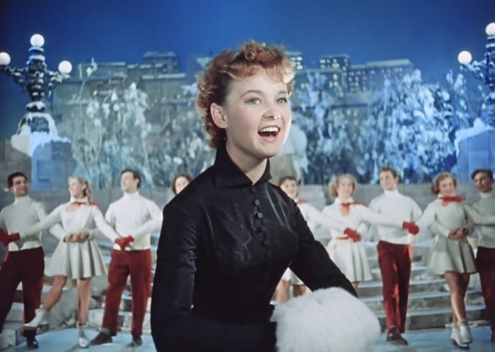 Людмила Гурченко в фильме *Карнавальная ночь*, 1956 | Фото: april-knows.ru Людмила Гурченко в фильме *Карнавальная ночь*, 1956 | Фото: april-knows.ru