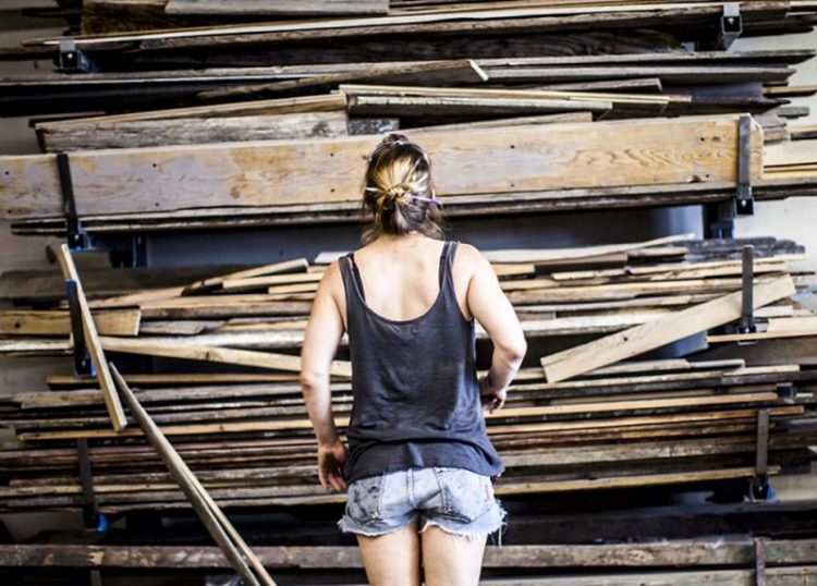 zhenshhina-vse-leto-tashhila-v-dom-starye-doski-no-kogda-ya-uvidela-chto-u-neyo-poluchilos-zapishhala-ot-vostorga_001