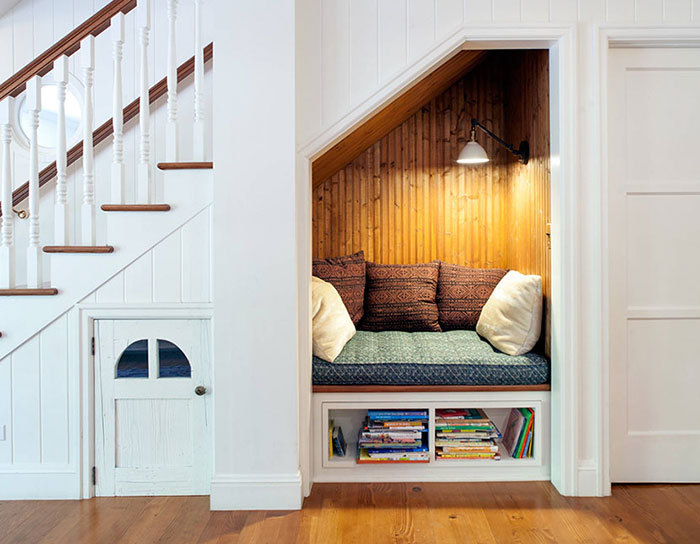Уголок для чтения под лестницей. 