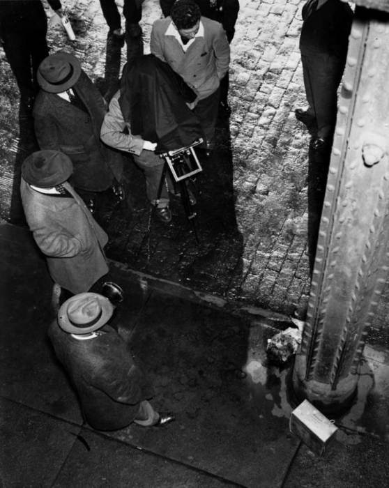 На месте преступления. Автор: Arthur Fellig (Weegee). На месте преступления. Автор: Arthur Fellig (Weegee).
