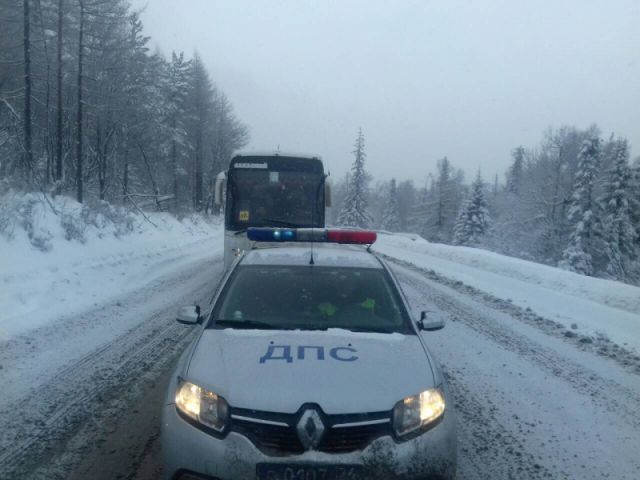 Фото: Автобусы с детьми высвободили из снежного плена в Челябинской области