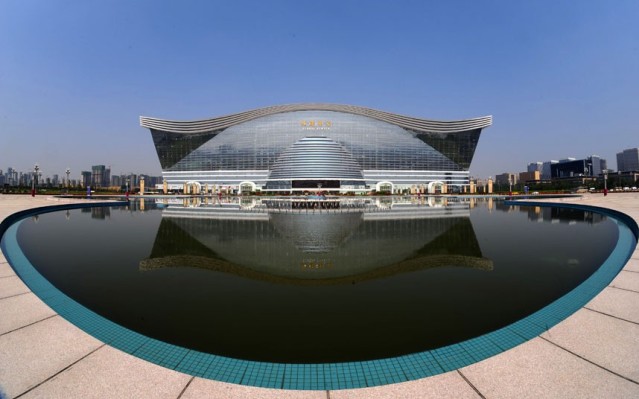 Самый большой в мире торговый центр открылся в Китае
