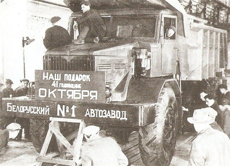 Тяжелый самосвал МАЗ-525 — первенец Белорусского автомобильного завода (БелАЗ), собранный 1 ноября 1958 года Тяжелый самосвал МАЗ-525 — первенец Белорусского автомобильного завода (БелАЗ), собранный 1 ноября 1958 года СССР, авто, автозавод, автомобили, завод, производство, ретро фото, советские автомобили