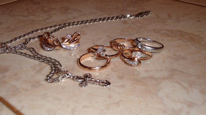 Чистим украшения. \ Фото: mamamoet.ru. Чистим украшения. \ Фото: mamamoet.ru.