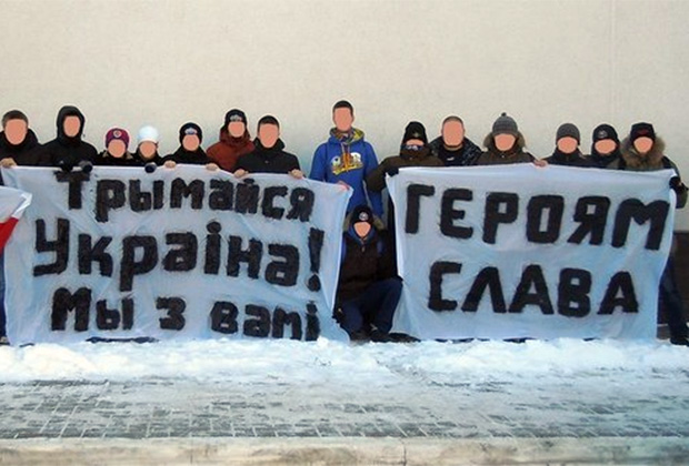 Группа фанатов борисовского футбольного клуба БАТЭ с баннерами в поддержку Украины