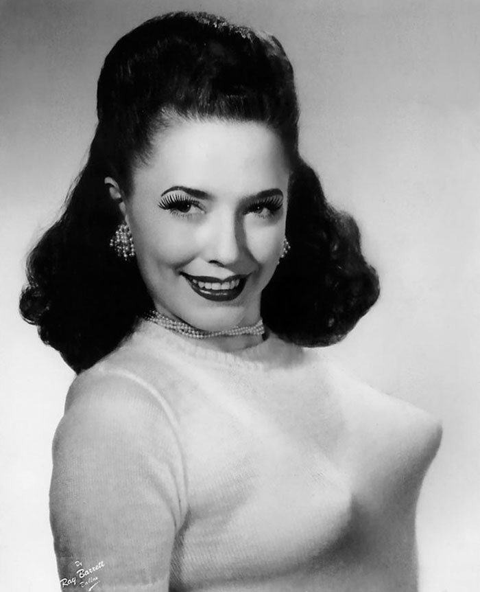 bullet-bra-fashion-vintage-1-5954eb9c7ebcf__700.jpg bullet-bra-fashion-vintage-1-5954eb9c7ebcf__700.jpg