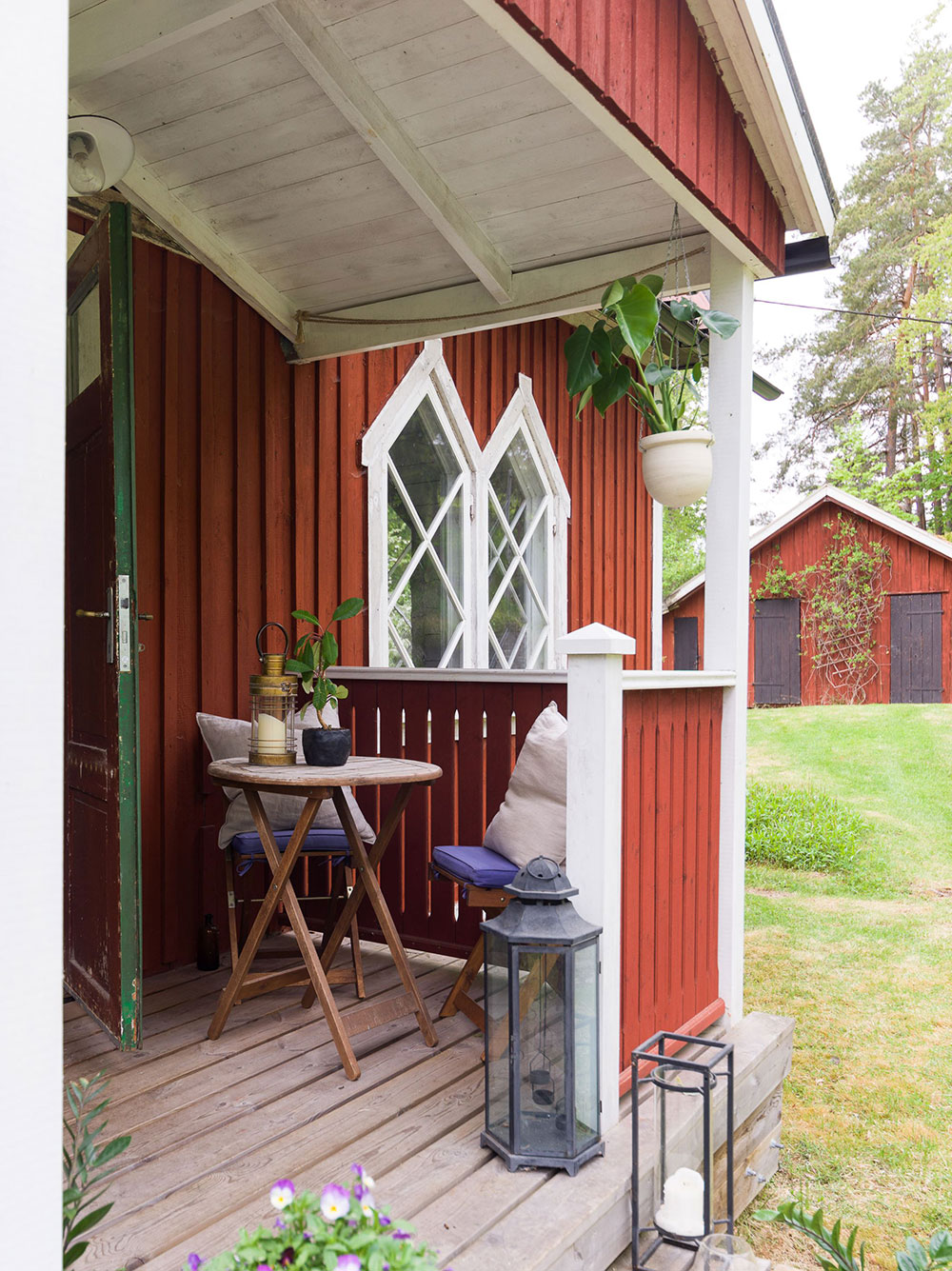 Маленький дачный домик с оригинальными окнами в Швеции