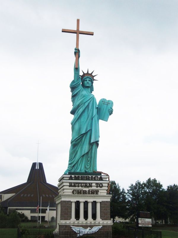 30 самых абсурдных скульптур в мире (29 фото)