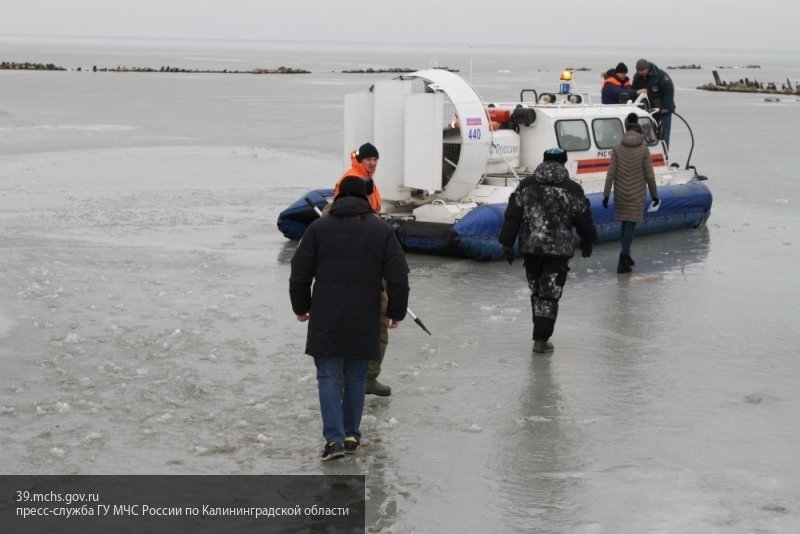 В Самарской области спасатели достали из сугроба замерзающих отца и сына