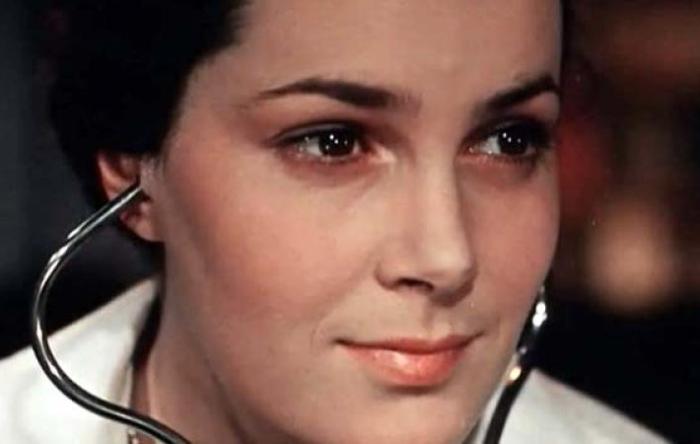 Элина Быстрицкая в фильме *Неоконченная повесть*, 1955 | Фото: vm.ru Элина Быстрицкая в фильме *Неоконченная повесть*, 1955 | Фото: vm.ru