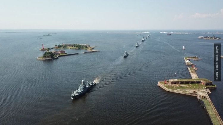 Власти Кронштадта призвали жителей отказаться от езды на личном транспорте в День ВМФ