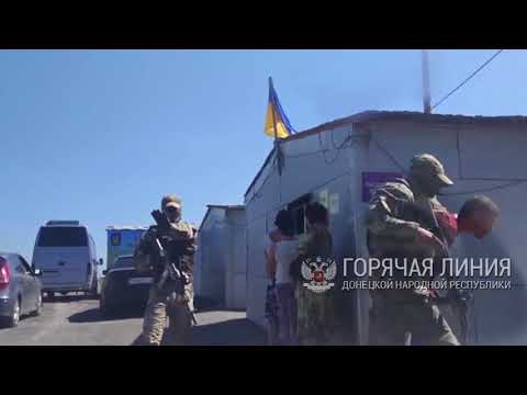 На украинском блок-посту засняли, как избивают людей по программе «Вернись домой»