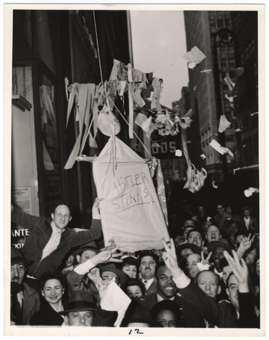 Гитлер смердит, 1942 год. Автор: Arthur Fellig (Weegee). Гитлер смердит, 1942 год. Автор: Arthur Fellig (Weegee).