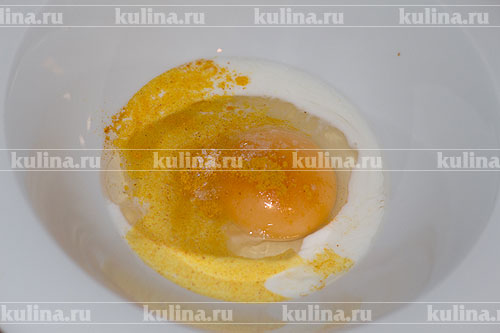 Пирожки из лаваша В миске взбить яйцо, молоко и немного куркумы.