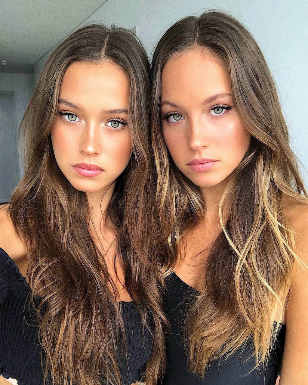 Две Красивые Девушки