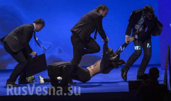 Голые шизофренички из ФЕМЕН пытались сорвать выступление Марин Ле Пен