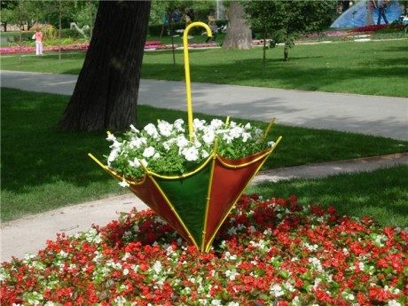 Необычные цветники и вазоны