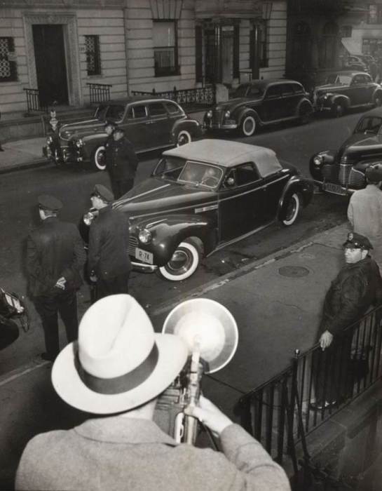 Гэрри Максвелл, застреленный в собственной машине. Автор: Arthur Fellig (Weegee). Гэрри Максвелл, застреленный в собственной машине. Автор: Arthur Fellig (Weegee).