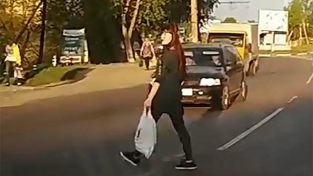 В Ивановской области иномарка сбила девушку прямо на пешеходном переходе