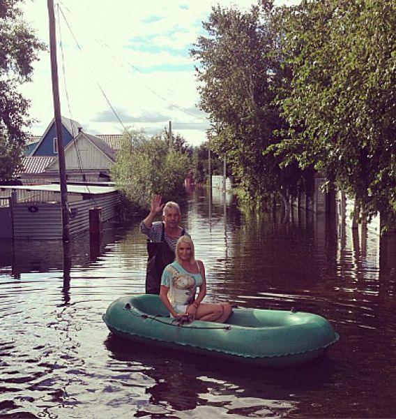 Гламурная фотосессия Волочковой в ковше посреди наводнения