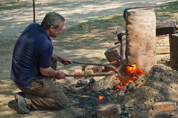 Выплавка кричного железа в домнице. Фото: Historic Jamestowne