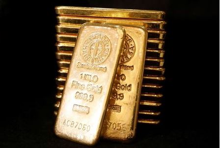 Gold bullions are displayed at GoldSilver Central's office in Singapore June 19, 2017. Picture taken June 19, 2017. REUTERS/Edgar Su Gold bullions are displayed at GoldSilver Central's office in Singapore June 19, 2017. Picture taken June 19, 2017. REUTERS/Edgar Su