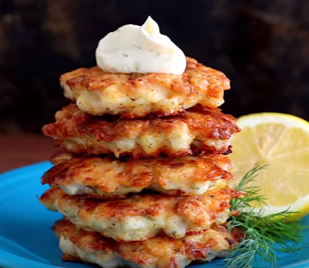 Куриные оладьи с чесночным соусом Куриные оладьи с чесночным соусом