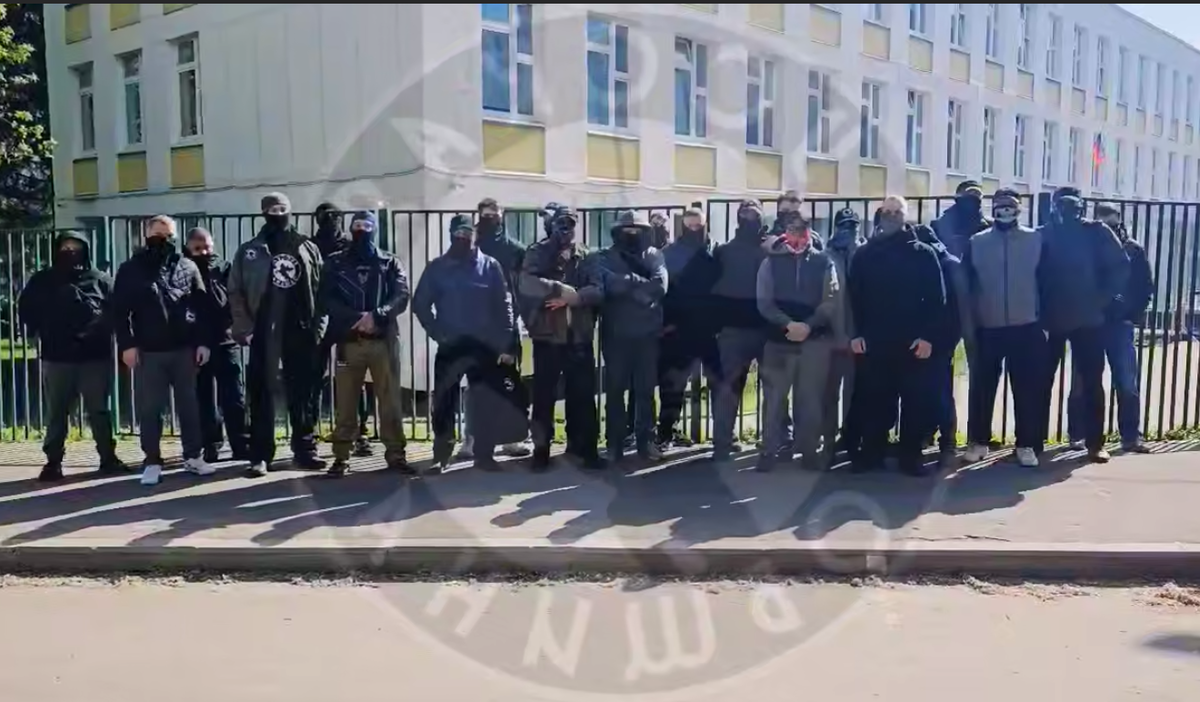 Русские мужики устали терпеть и пришли к школе, где приезжие затоптали школьницу на юго-западе Москвы