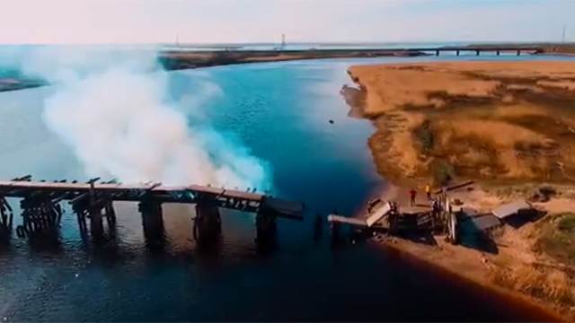 Подросток попал в огненную ловушку на горящем мосту в Северодвинске