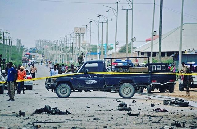 Террористы-смертники часто устраивают взрывы. Этот случился возле здания Министерства Обороны 9 апреля 2017 года Могадишо, жители Сомали, сомали