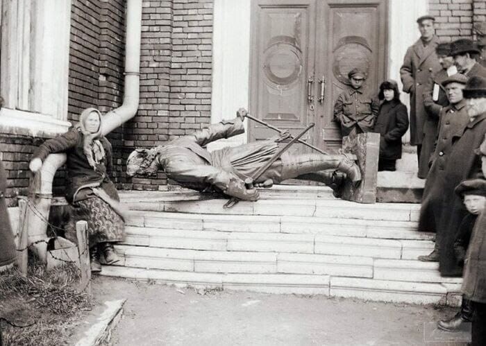 Жители Архангельска опрокинули памятник Петру I, 1920-е История: крайне наглядно и убедительно
(16 фото)