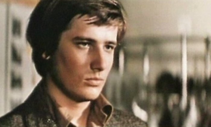 Сергей Насибов в фильме *Школьный вальс*, 1977 | Фото: domkino.tv Сергей Насибов в фильме *Школьный вальс*, 1977 | Фото: domkino.tv