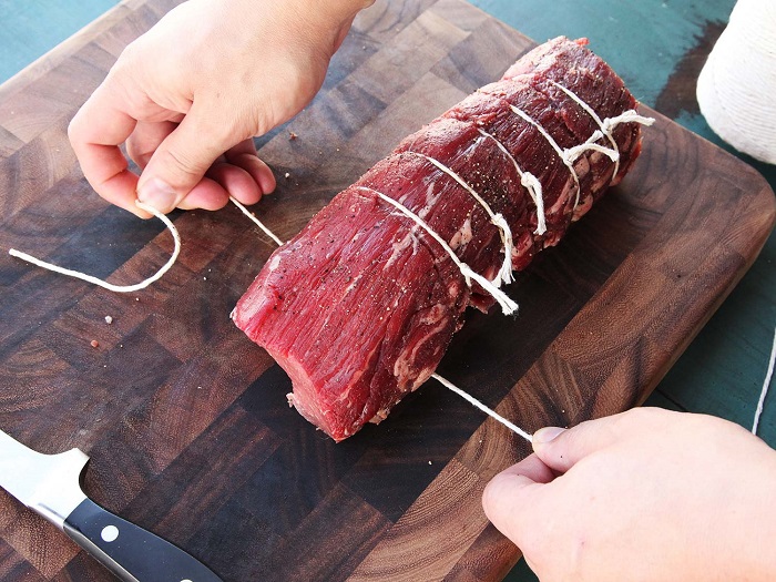 Говядину нужно связать, чтобы сохранить форму. / Фото: kuhnya-s-papoi.ru Говядину нужно связать, чтобы сохранить форму. / Фото: kuhnya-s-papoi.ru