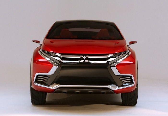 Начиная с 2015 года, кроссоверы Mitsubishi Outlander получили Х-образное оформление «передка». | Фото: avtosreda.ru. Начиная с 2015 года, кроссоверы Mitsubishi Outlander получили Х-образное оформление «передка». | Фото: avtosreda.ru.
