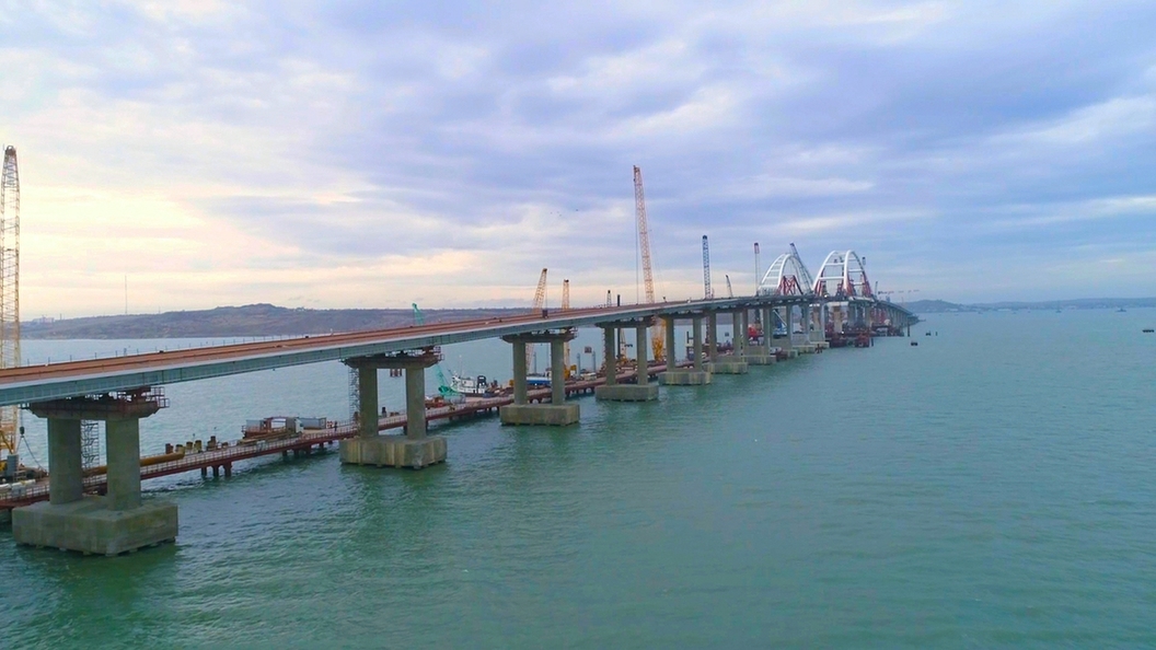 На Крымском мосту появилась издевательская надпись На Крымском мосту появилась издевательская надпись