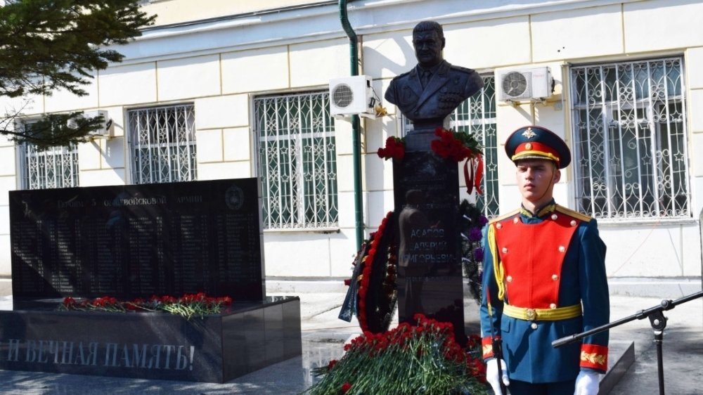 Памятник погибшему в Сирии генералу Асапову открыли в Приморье